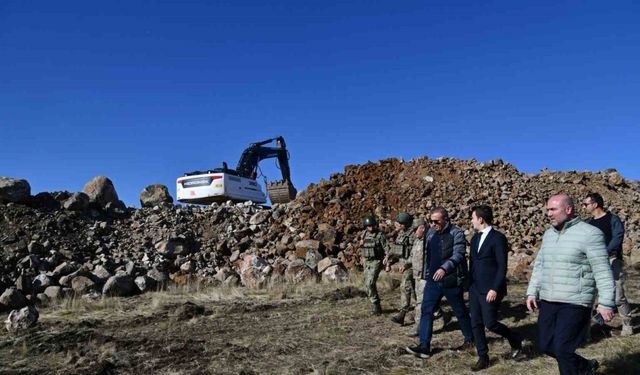 Vali Çiçek sınır bölgesinde incelemelerde bulundu