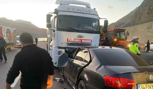 Van-Hakkari karayolunda otomobil tankerle çarpıştı: 3 ölü, 4 yaralı