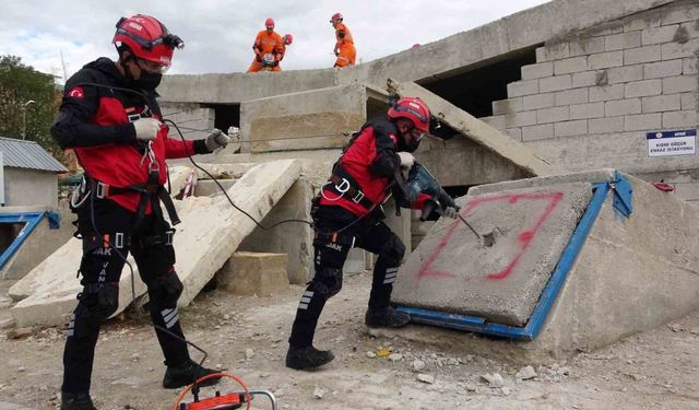 Van’da 7.2’lik depremin yıl dönümünde gerçeği aratmayan tatbikat