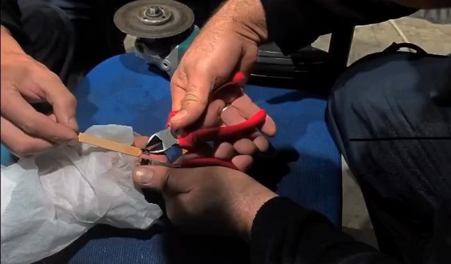 Vatandaşın parmağına yüzük sıkışan yüzüğü itfaiye çıkardı