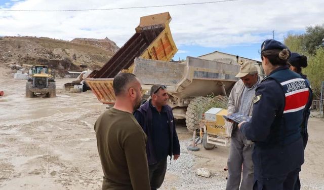 Vatandaşlara kadına şiddetle mücadele anlatıldı