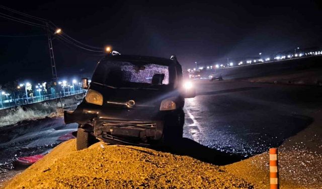 VEDAŞ’ın yer altı çalışmaları Vanlıları mağdur ediyor: Kazı yapılan alanda dün akşam maddi hasarlı kaza meydana geldi
