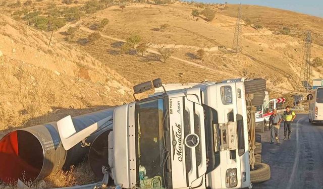 Virajı alamayan tır devrildi