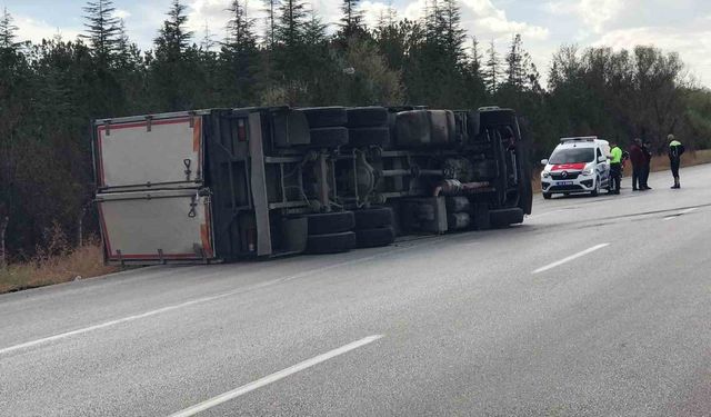 Yağ yüklü kamyon devrildi: 1 yaralı