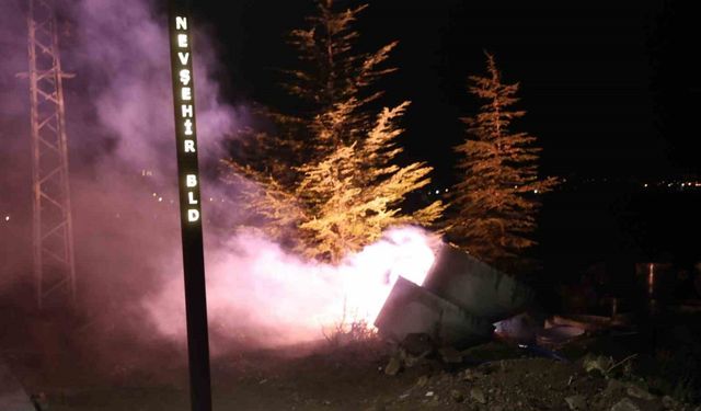 Yağmur kısa devre yaptırdı, elektrik kablosu alev alev yandı