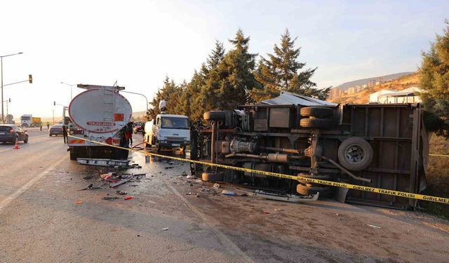 Yakıt tankerine çarpan kamyonetin sürücüsü hayatını kaybetti