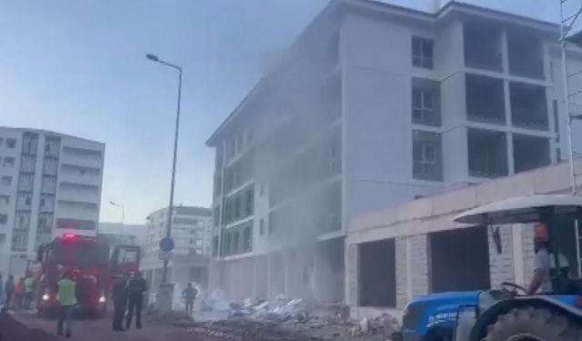 Yapımı devam eden deprem konutundaki yangın söndürüldü