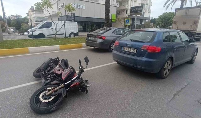 Yaya geçidinde duran otomobile çarpan motosikletli yaralandı