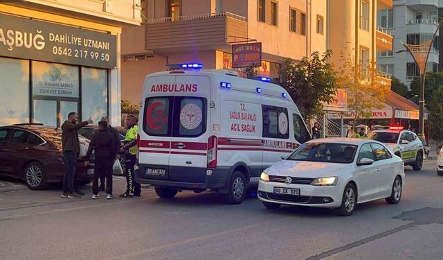 Yola kontrolsüz çıkan otomobil ile motosiklet çarpıştı: 1 yaralı