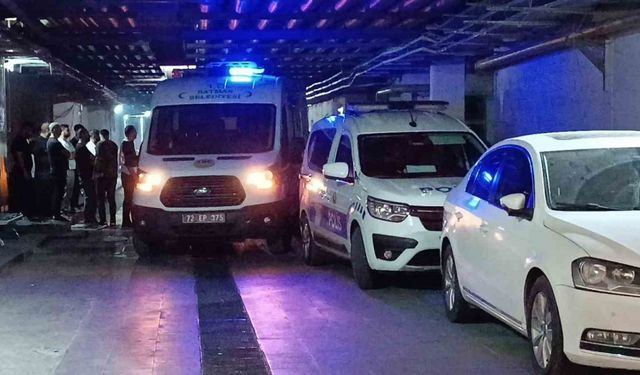 Yolun karşısına geçerken otomobilin çarptığı genç hayatını kaybetti
