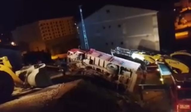 Yüksekova’da odun yüklü kamyonet devrildi