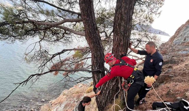 Yürüyüş yaparken düşen şahsı, JAK ve UMKE ekipleri kurtardı