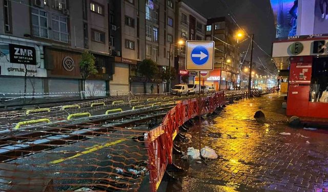 Zeytinburnu’nda tramvay yoluna giren araç, raylarda sıkıştı