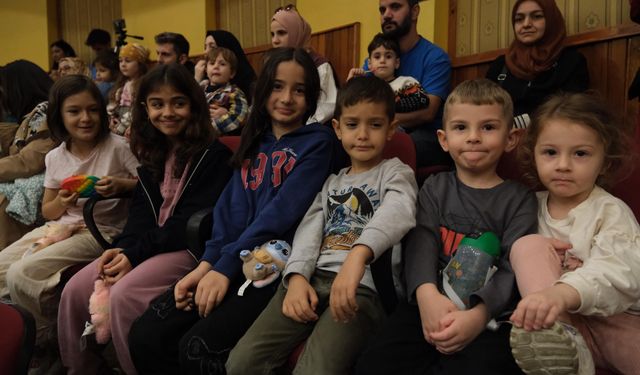 Yıldırımlı çocuklar tiyatroda