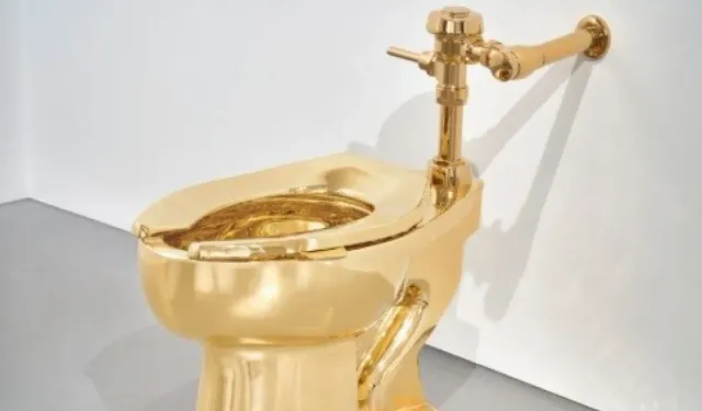 Altın tuvalet 12,1 milyon dolara alıcı buldu