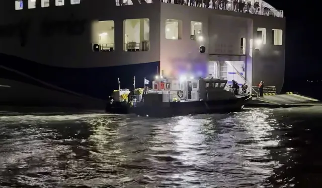 Yolcu feribotu karaya oturdu