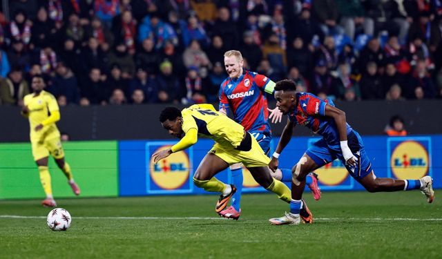 Fenerbahçe'nin penaltı beklediği an! Hakem izleyip vermedi