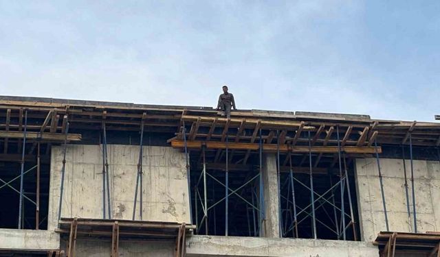 4 aydır maaş alamayan işçiler, çatıya çıktı: "İçeride biriken para yaklaşık 3.5 milyon lira"