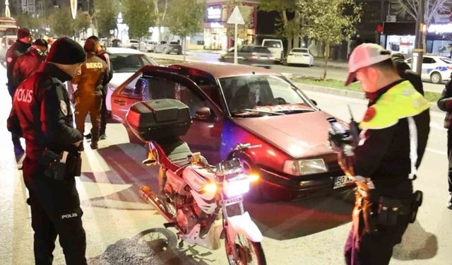 Abartı egzoz ve standart dışı ışıklı motosiklet sürücüsüne 13 bin 776 lira ceza