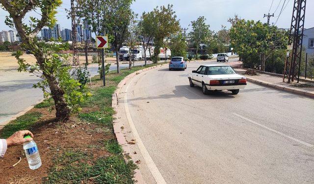 Adana’da keskin viraj tehlikesi: Esnaf kamera taktırdı, kazaları kaydetti