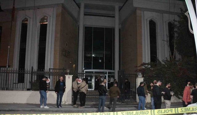 Adliye çıkışında silahlı saldırıya uğrayan 2 kişi ağır yaralandı