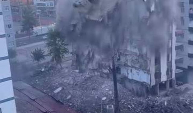 Ağır hasarlı 8 katlı bina tek dokunuşta yerle bir oldu