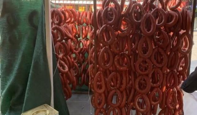Ağrı’da etiketsiz ürünlere geçit yok: 415 kilo sucuk ele geçirildi