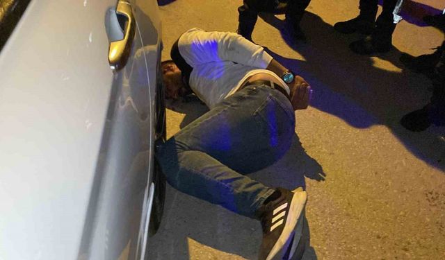 Aksaray’da bekçiler ile şüpheli arasındaki kovalamaca kamerada