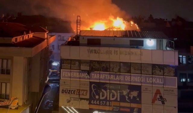 Alevlere teslim olan çatı güçlükle söndürüldü