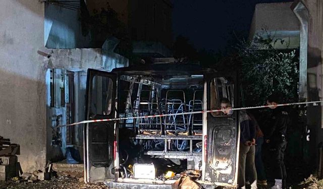 Antalya’da park halindeki minibüs alev alev yandı
