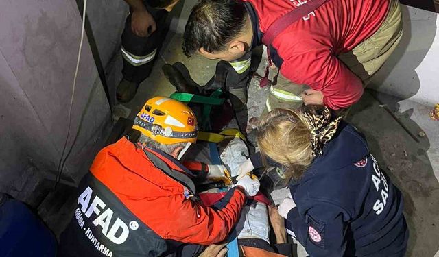 Apartman boşluğuna düşerek yaralanan yaşlı adamı ekipler kurtardı