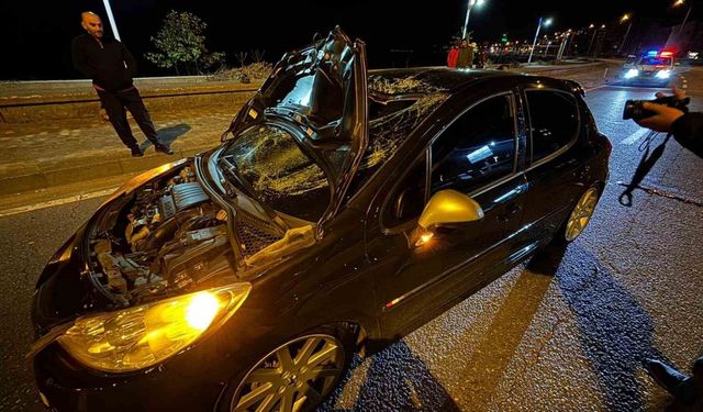 Arkadaşlarının halı saha futbol maçını izlemeye giden gence otomobil çarptı