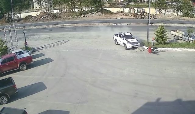 Artvin’de akaryakıt istasyonu çalışanına kamyonet çarptı