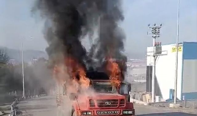 Aynı noktada yarım saat arayla iki kamyon yandı