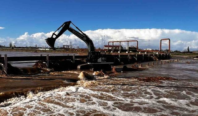 Ayvacık’ta taşan çay için çalışmalar devam ediyor