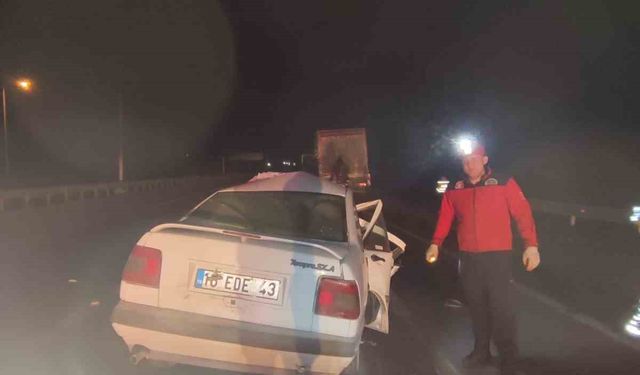 Balıkesir’de otomobil tıra arkadan çarptı; 1 ölü