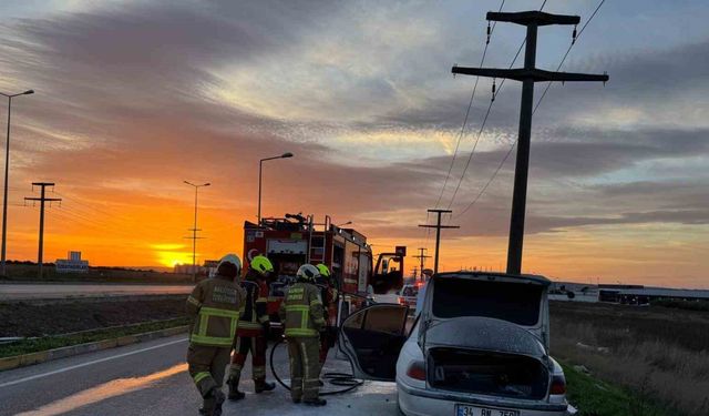 Bandırma’da seyir halindeki araç alev aldı