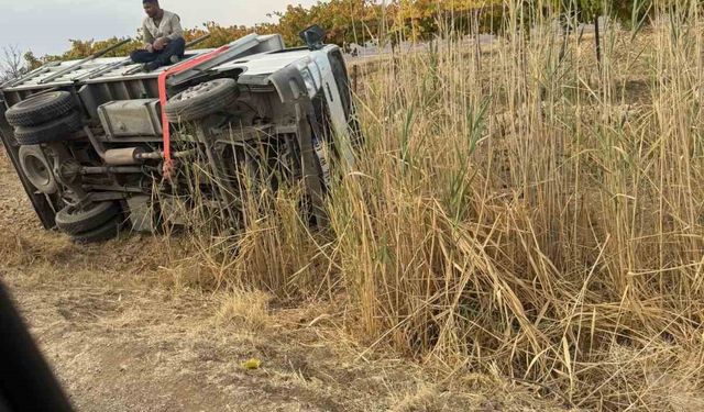 Batman’da kayan kamyonet devrildi: 5 kişi kazadan burnu kanamadan kurtuldu