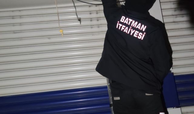 Batman’da kuaför dükkanında mahsur kalan 3 kişiyi itfaiye kurtardı