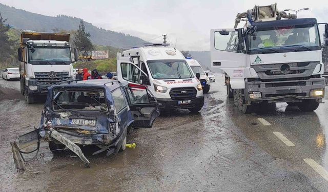 Beton mikseri otomobille çarpıştı: 1’i çocuk 5 kişi yaralandı