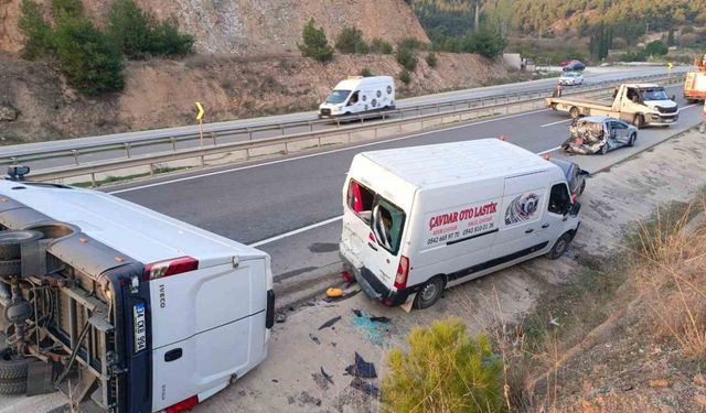 Bilecik’te 4 aracın karıştığı zincirleme kazada 3 kişi yaralandı