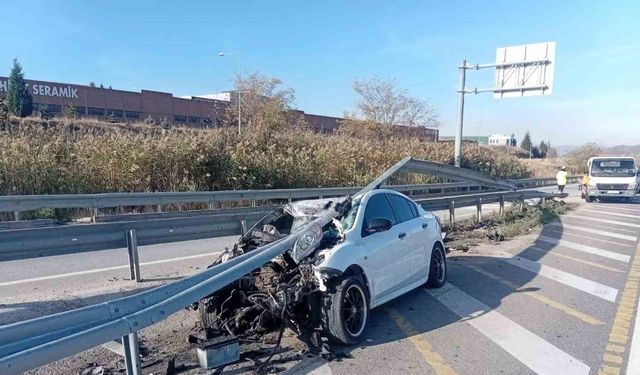 Bilecik’te kontrolden çıkan otomobil bariyerlere çarptı; 6 kişi yaralandı