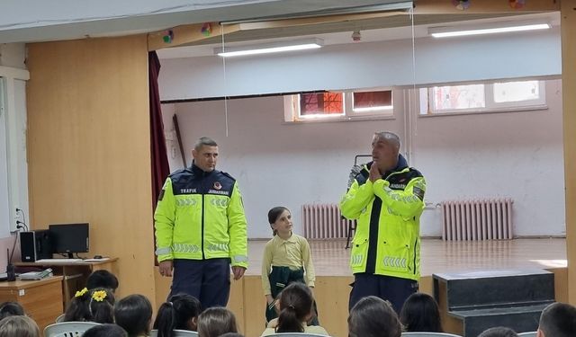 Bilecik’te öğrencilere trafik ve emniyet kemeri eğitimi verildi
