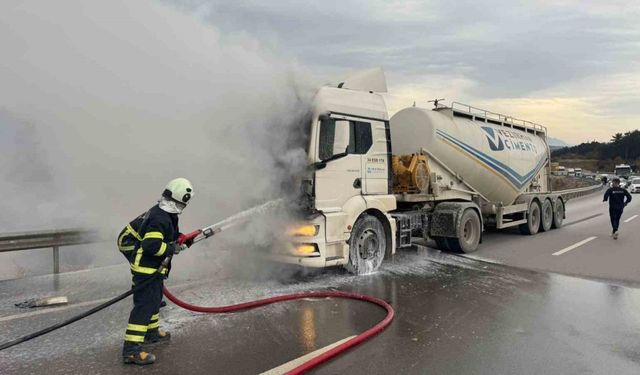 Bilecik’te seyir halindeki beton mikseri bir anda alev aldı