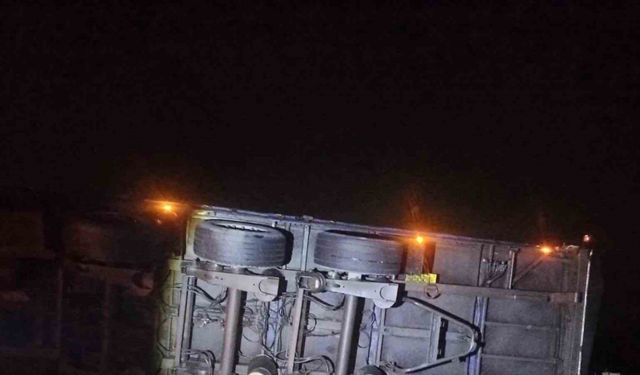 Bilecik’te tır devrildi, yol ulaşıma kapandı