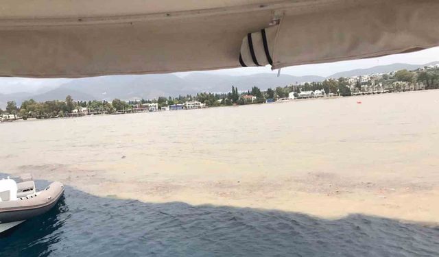 Bodrum’da sağanak sonrası deniz çamura döndü, ikiye ayrılan renk görenleri şaşırttı