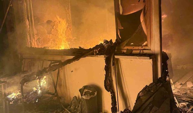 Bolu’da 2 katlı evin bir odası alev alev yandı