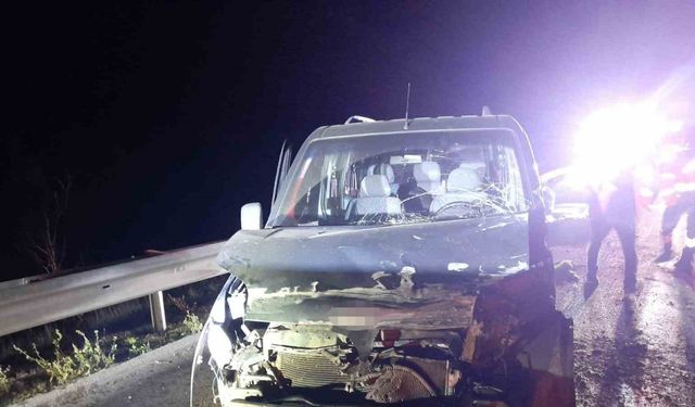 Bolu’da bariyerlere çarpan hafif ticari araç sürücüsü yaralandı