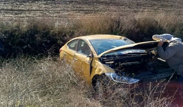 Bolu’da ticari taksi tarlaya uçtu