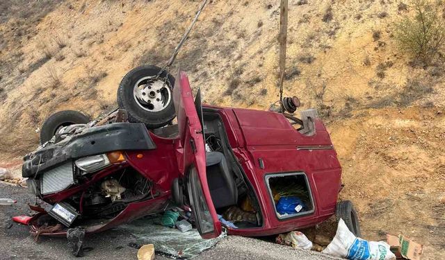 Bozüyük’te kontrolden çıkan kamyonet ters döndü; 2 kişi yaralandı